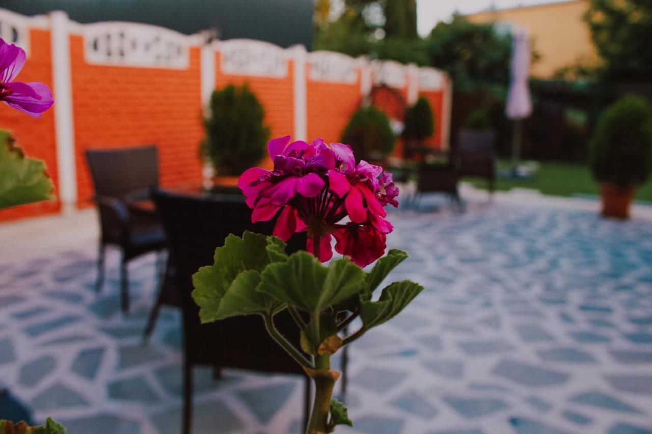 Hotel Lux Tbilisi Exteriör bild